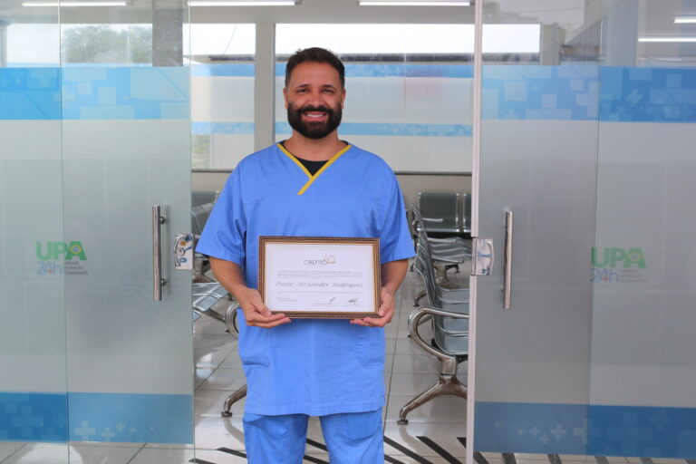 Fisioterapeuta da UPA Divinópolis recebe homenagem do CREFITO pelos relevantes serviços prestados