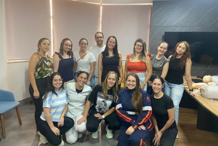 Treinamento em Suporte Avançado de Vida capacita profissionais de saúde em Divinópolis
